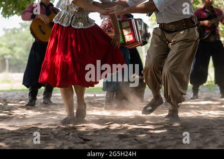 Persone e coppie che ballano e giocano A CHAMAME in campagna a Corrientes, Argentina. Foto Stock