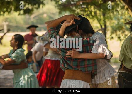 Persone e coppie che ballano e giocano A CHAMAME in campagna a Corrientes, Argentina. Foto Stock