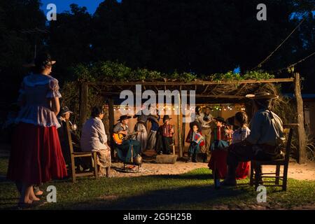 Persone e coppie che ballano e giocano A CHAMAME in campagna a Corrientes, Argentina. Foto Stock