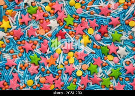 Colorful Candy Sprinkle. Dolci deliziosi o confetti di zucchero. Disposizione piatta. Foto Stock