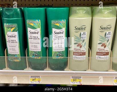 Suave prodotti per la cura dei capelli su scaffale in un negozio Jewel-Osco nella periferia di Chicago. Foto Stock
