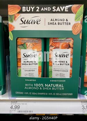 Confezione di shampoo e ricondizionatore al burro di karité e mandorle Suave vendute nei negozi Target. Foto Stock