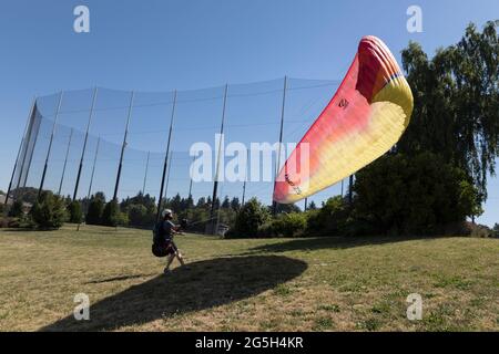 Seattle, Washington, Stati Uniti. 27 Giugno 2021. Max Lasserre subisce insolitamente il tempo caldo come pratica con un parapendio al Jefferson Park a Seattle. Seattle sta salpando sotto un avvertimento eccessivo di calore, scatterendo le temperature precedenti nel corso del fine settimana con uno straordinario 113 gradi previsto lunedì. Credit: Paul Christian Gordon/Alamy Live News Foto Stock