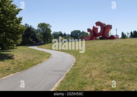 Seattle, Washington, Stati Uniti. 27 Giugno 2021. Il sentiero del Jefferson Park è inutilizzato durante un'ondata di caldo a Seattle. Seattle sta salpando sotto un avvertimento eccessivo di calore, scatterendo le temperature precedenti nel corso del fine settimana con uno straordinario 113 gradi previsto lunedì. Credit: Paul Christian Gordon/Alamy Live News Foto Stock