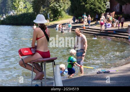 Seattle, Washington, Stati Uniti. 27 Giugno 2021. AVA, un bagnino della città di Seattle, pattugliava Seward Park Beach durante un'ondata di caldo a Seattle. Seattle sta salpando sotto un avvertimento eccessivo di calore, scatterendo le temperature precedenti nel corso del fine settimana con uno straordinario 113 gradi previsto lunedì. Credit: Paul Christian Gordon/Alamy Live News Foto Stock