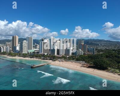 Panorama Aerial drone vista di Waikiki Beach Honolulu Hawaii Stati Uniti alberghi e resort spiaggia di sabbia bianca turchese blu acque verdi montagne palme Foto Stock