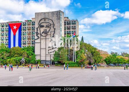 Edificio Minint con immagine di che Guevara e bandiera cubana, l'Avana, Cuba Foto Stock