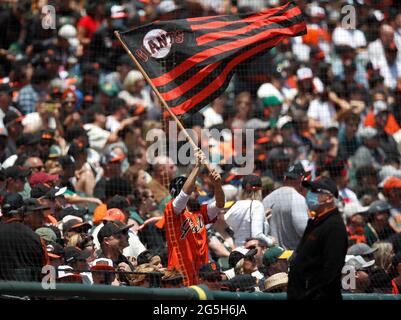 San Francisco, Stati Uniti. 27 Giugno 2021. Un fan dei San Francisco Giants ha ondellato la sua bandiera durante la partita dei Giganti contro gli Oakland Athletics prima dell'inizio del secondo assalto all'Oracle Park di San Francisco, California, domenica 27 giugno 2021. (Foto di Nhat V. Meyer/Bay Area News Group/TNS/Sipa USA) Credit: Sipa USA/Alamy Live News Foto Stock