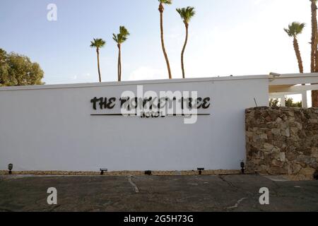 Palm Springs, California, USA 24 giugno 2021 una vista generale dell'atmosfera del Monkey Tree Hotel al 2388 East Racquetball Club Road dove Marilyn Monroe soggiornò con John F. Kennedy nella stanza 151, attrice Lucille Ball e attore Desi Arnaz, cantante Frank Sinatra , The Beatles, L'attore Spencer Tracy e l'attrice Katherine Hepburn, l'attore Bob Hope e il musicista Eric Clapton sono stati ospiti il 24 giugno 2021 a Palm Springs, California, USA. Foto di Barry King/Alamy Stock foto Foto Stock