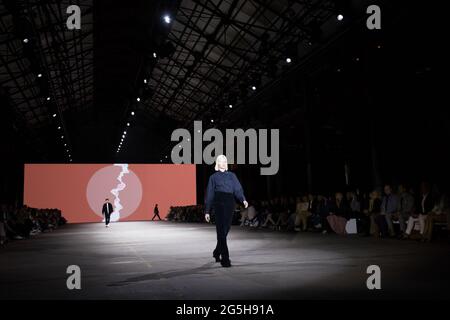 Un modello cammina sulla pista durante la mostra BASSIKE Winter Collection 2021 durante le collezioni AAFW Resort 2022 a Carriageworks il 1° giugno 2021 a Sy Foto Stock