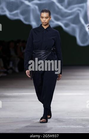 Un modello cammina sulla pista durante la mostra BASSIKE Winter Collection 2021 durante le collezioni AAFW Resort 2022 a Carriageworks il 1° giugno 2021 a Sy Foto Stock