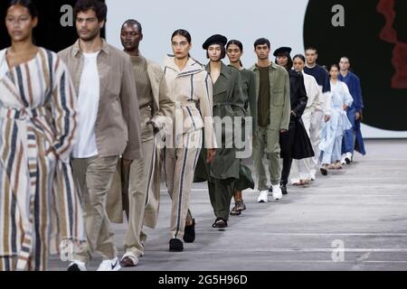 I modelli percorreranno la pista durante la mostra BASSIKE Winter Collection 2021 durante le collezioni AAFW Resort 2022 a Carriageworks il 1° giugno 2021 a Sydn Foto Stock