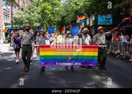 I Park Rangers sono le uniche divise consentite in una piccola parata che scende lungo la W4th Street mentre migliaia di persone celebrano il Gay Pride a New York City il 27 giugno 2021. Con molti newyorkesi vaccinati e la maggior parte delle restrizioni COVID-19 revocate, migliaia di locali e fuori-proprietari si sono Uniti al partito, anche se la tradizionale Parata del Pride è stata tenuta virtualmente per la seconda volta. (Foto di Gabriele Holtermann/Sipa USA) Credit: Sipa USA/Alamy Live News Foto Stock