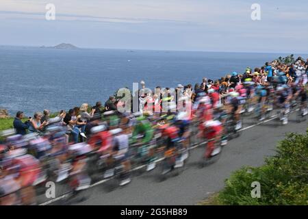 Tour de France 2021, fase 2 Perros-Guirec al Mur de Bretagne Guerledan. 27 Giugno 2021. Il gruppo cavalca in moton blur Credit: Peter Goding/Alamy Live News Foto Stock