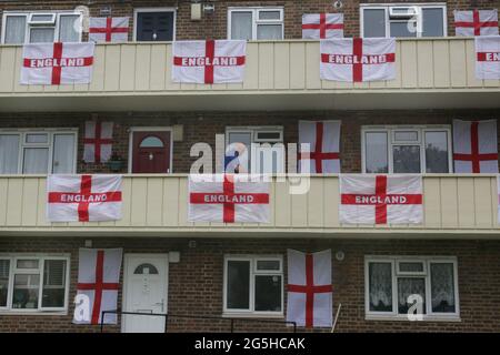 REGNO UNITO. 27 Giugno 2021. Bandiere inglesi sono drappeggiati sopra i balconi e sono attaccati alle pareti a sostegno della squadra inglese al campionato Euro 2020. Dopo aver fatto progressi in testa al loro gruppo, si trovano ora ad affrontare la Germania nella sezione knockout del concorso martedì 29 giugno. (Foto di Martin Pope/SOPA Images/Sipa USA) Credit: Sipa USA/Alamy Live News Foto Stock