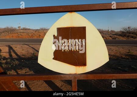 Una delle molte porte per il bestiame lungo l'Arizona Trail, Arizona, U.S.A Foto Stock