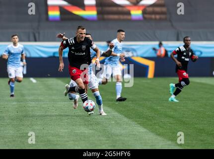 Harrison, NJ - 27 giugno 2021: Frederic Brillant (13) della DC United controlla la palla durante la regolare partita di stagione contro NYCFC alla Red Bull Arena Foto Stock