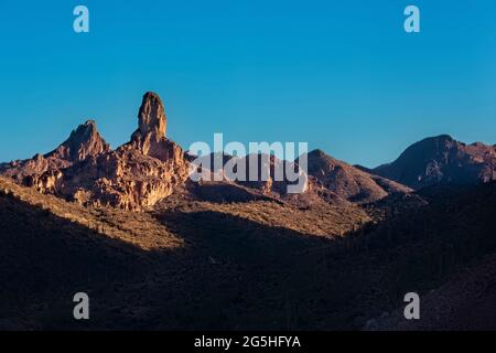 Escursioni attraverso le Superstition Mountains sull'Arizona Trail, Arizona, U.S.A Foto Stock