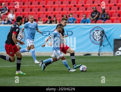 Harrison, Stati Uniti. 27 Giugno 2021. Maximiliano Moralez (10) di NYCFC controlla la palla durante la regolare partita di stagione contro DC United alla Red Bull Arena di Harrison, NJ il 27 giugno 2021. NYCFC ha vinto il gioco 2 - 1. (Foto di Lev Radin/Sipa USA) Credit: Sipa USA/Alamy Live News Foto Stock