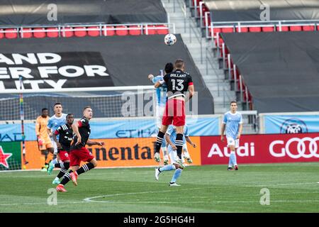 Harrison, Stati Uniti. 27 Giugno 2021. Harrison, NJ - 27 giugno 2021: Frederic Brillant (13) della DC United e Valentin Castellanos (11) della NYCFC lotta per la palla durante la regolare partita di stagione alla Red Bull Arena Credit: Sipa USA/Alamy Live News Foto Stock