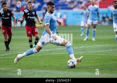 Harrison, Stati Uniti. 27 Giugno 2021. Valentin Castellanos (11) di NYCFC controlla la palla durante la regolare partita di stagione contro DC United alla Red Bull Arena di Harrison, NJ il 27 giugno 2021. NYCFC ha vinto il gioco 2 - 1. (Foto di Lev Radin/Sipa USA) Credit: Sipa USA/Alamy Live News Foto Stock