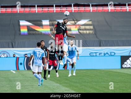 Harrison, Stati Uniti. 27 Giugno 2021. Donovan Pines (23) di DC United controlla la palla durante la regolare partita di stagione contro NYCFC alla Red Bull Arena di Harrison, NJ il 27 giugno 2021. NYCFC ha vinto il gioco 2 - 1. (Foto di Lev Radin/Sipa USA) Credit: Sipa USA/Alamy Live News Foto Stock