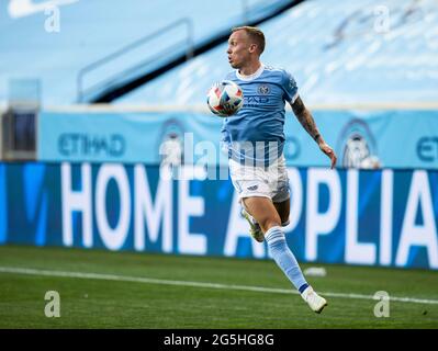 Harrison, Stati Uniti. 27 Giugno 2021. Gudmundur Thorarinsson (20) di NYCFC controlla la palla durante la regolare partita di stagione contro DC United alla Red Bull Arena di Harrison, NJ il 27 giugno 2021. NYCFC ha vinto il gioco 2 - 1. (Foto di Lev Radin/Sipa USA) Credit: Sipa USA/Alamy Live News Foto Stock