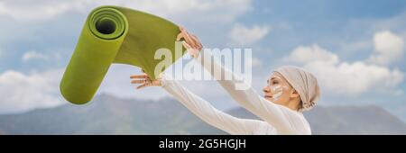 BANNER, LUNGA FORMATO Kundalini yoga donna in abiti bianchi e turbani pratica yoga kundalini sullo sfondo del mare, montagne e tramonto Foto Stock