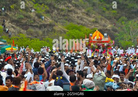 Dive Ghat, Pune, Maharashtra, India 26 giugno 2019 durante la processione di Pandharpur wari i pellegrini marciavano verso il tempio di Vitthala con il figlio religioso che cantava Foto Stock