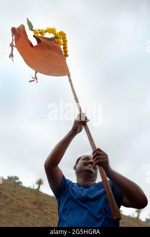 Dive Ghat, Pune, Maharashtra, India 26 giugno 2019 durante la processione di Pandharpur wari i pellegrini marciavano verso il tempio di Vitthala con il figlio religioso che cantava Foto Stock