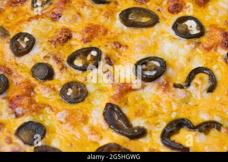 Primo piano di pizza con olive e formaggio. Macro shot di prodotti deliziosi. Foto Stock