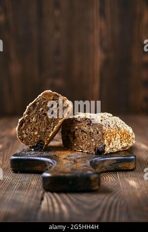 Pane artigianale di segale con albicocche secche, prugne e semi di girasole tagliati a metà Foto Stock