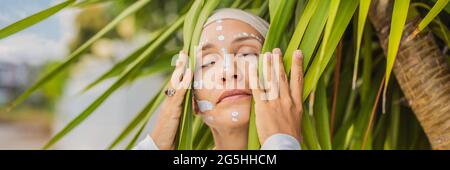 BANNER, LUNGA FORMATO Kundalini yoga donna in abiti bianchi e turbani pratica yoga kundalini sullo sfondo del mare, montagne e tramonto Foto Stock