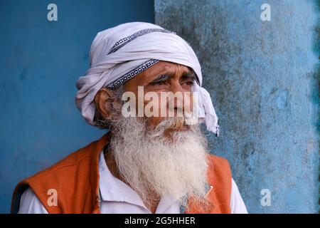 Ayodhya, Uttar Pradesh, India, 05 febbraio 2021, Ritratto di uomo rurale villaggio con abbigliamento colorato ad Ayodhya Foto Stock