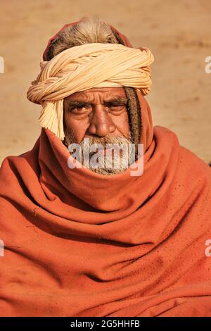Ayodhya, Uttar Pradesh, India, 05 febbraio 2021, Ritratto di uomo rurale villaggio con abbigliamento colorato ad Ayodhya Foto Stock