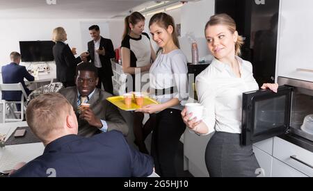 Gli uomini d'affari internazionali godono di tempo libero e parlano Foto Stock