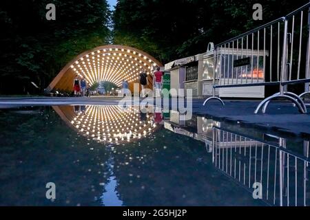 25 giugno 2021, Mosca, Russia: Vista dell'illuminazione notturna e delle puddddle da annaffiatrici nel parco dopo il caldo del giorno.il calore anormale a Mosca è durato una settimana dal 21 al 28 giugno 2021. La temperatura a Mosca dal giugno 22 al giugno 27 ha superato il record precedente di 1.6 gradi e ha raggiunto più 33.6, ha detto Roman Vilfand, direttore scientifico del Centro idrometeorologico. ''la temperatura è stata fissata a 33.6 gradi, e non sarà più alta, '' Vilfand ha detto. Il meteorologo ha ricordato che il precedente record di temperatura è stato raggiunto il 27 giugno 2013 ed era di 32 gradi. (Credito i Foto Stock