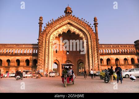 Lucknow, 07, Febbraio, 2021 : Rumi Darwaza, porta in architettura Islamica costruita da Nawab Asaf-Ud-doula nel 1784 a Lucknow, Uttar Pradesh, India. Foto Stock
