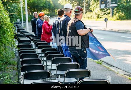 Rendsburg, Germania. 28 Giugno 2021. I sindacalisti della IG Metall hanno allestito 155 sedie davanti all'ingresso del cantiere Nobiskrug. Con lo slogan 'non c'è più sedia! Lavoro e futuro per Nobiskrug!' L'IG Metall evidenzia il licenziamento di 155 dipendenti. Ora si tratta di preservare i restanti 300 posti di lavoro, ha detto l'amministratore delegato di IG Metall Rendsburg. Credit: Axel Heimken/dpa/Alamy Live News Foto Stock