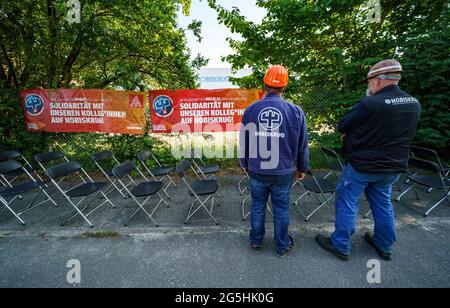 Rendsburg, Germania. 28 Giugno 2021. I sindacalisti della IG Metall hanno allestito 155 sedie davanti all'ingresso del cantiere Nobiskrug. Con lo slogan 'non c'è più sedia! Lavoro e futuro per Nobiskrug!' L'IG Metall evidenzia il licenziamento di 155 dipendenti. Ora si tratta di preservare i restanti 300 posti di lavoro, ha detto l'amministratore delegato di IG Metall Rendsburg. Credit: Axel Heimken/dpa/Alamy Live News Foto Stock