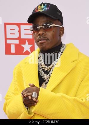 Los Angeles, Stati Uniti. 27 Giugno 2021. DaBaby arriva al BET Awards 2021 tenutosi al Microsoft Theatre di Los Angeles, CA domenica 27 giugno 2021. (Foto di Sthanlee B. Mirador/Sipa USA) Credit: Sipa USA/Alamy Live News Foto Stock