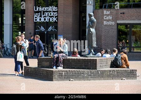 Ingresso alla biblioteca universitaria del campus dell'Università Düsseldorf Heinrich-Heine Foto Stock