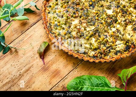 Torta fatta in casa con bietole, formaggio feta e piselli verdi. Torta con spazio erbores.Copy Foto Stock