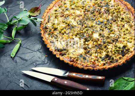 Torta fresca con bietole, formaggio feta e piselli verdi. Torta con le erbe, nutrizione adeguata. Foto Stock