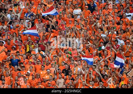 Budapest, Ungheria. 27 Giugno 2021. Tifosi olandesi durante la partita del campionato di calcio Euro 2020 del 16 tra Paesi Bassi e Repubblica Ceca a Budapest, Ungheria, 27 giugno 2021. Credit: Ondrej Deml/CTK Photo/Alamy Live News Foto Stock