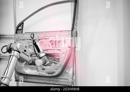 Controllo qualità di parti di macchine fabbricate con robot automatico per la scansione 3D di porte in ferro. Foto Stock