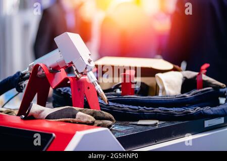 Primo piano dell'ugello per saldatura robotica, produzione industriale automatica. Foto Stock