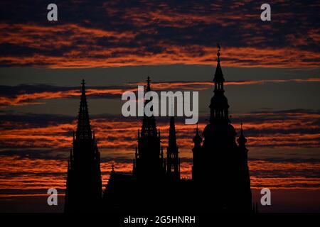 Praga, Repubblica Ceca. 28 Giugno 2021. Alba sulla sagoma della Cattedrale di San Vito al Castello di Praga, Repubblica Ceca, il 28 giugno 2021. Credit: Ondrej Deml/CTK Photo/Alamy Live News Foto Stock