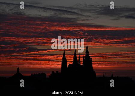 Praga, Repubblica Ceca. 28 Giugno 2021. Alba sulla sagoma della Cattedrale di San Vito al Castello di Praga, Repubblica Ceca, il 28 giugno 2021. Credit: Ondrej Deml/CTK Photo/Alamy Live News Foto Stock