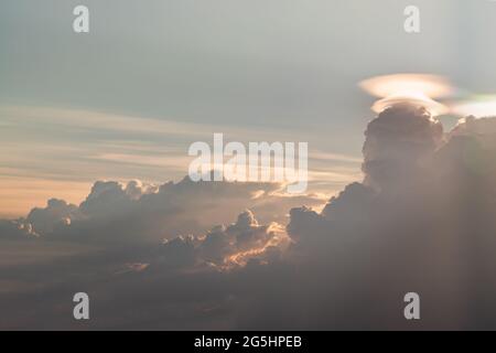 Nube pileo iridescente. Prima del tramonto cielo sopra le nuvole con luce drammatica. Splendido paesaggio di tramonti mozzafiato, Horizon. Colori caldi, spazio copia, Sel Foto Stock